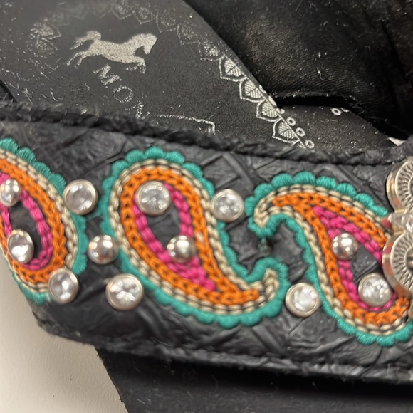 Montana West ladies flip flops with embellishments and embroidery size 8 black - Picture 14 of 14